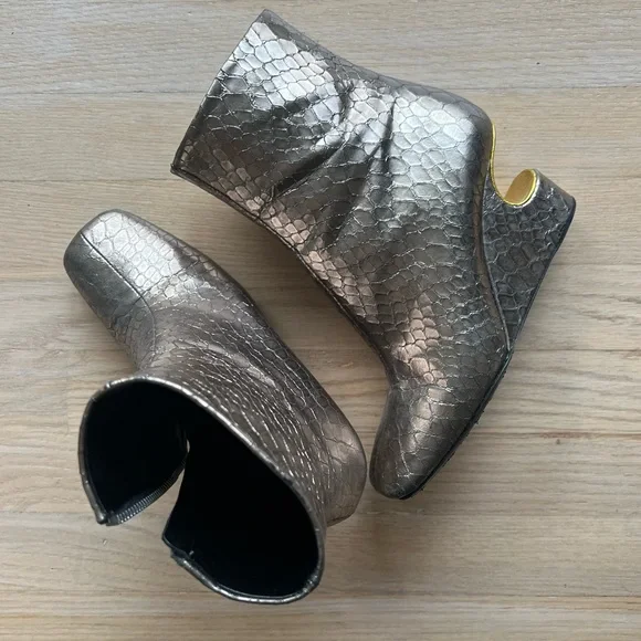 LAST CHANCE 9/23❕- DRIES VAN NOTEN Metallic Wedge Boot with unique cutout detail - Picture 11 of 11